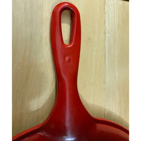 Le Creuset Red 10.1/4 Skillet - Picture 5 of 10